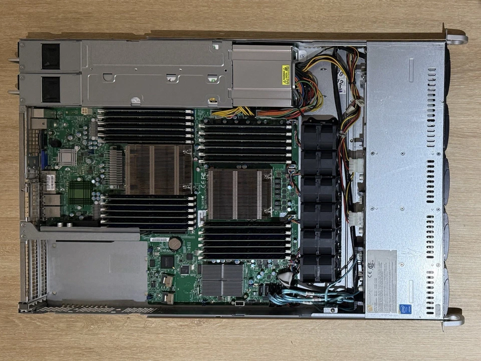 Serveur Supermicro SYS-1027R-WRF4+ | 2x Xeon E5-2690 v2 • 96Go DDR3 ECC (24x4Go) - Photo 2/4