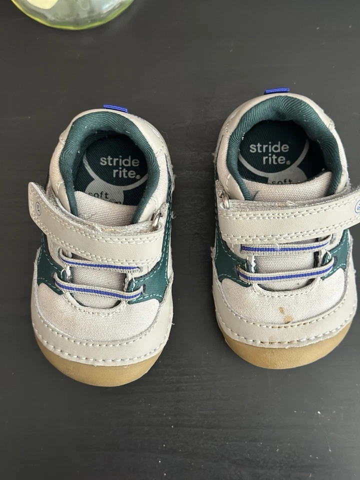 Stride Rite Niños Kylin Cuero Tenis 3M Gris/Verde Suave Movimiento Correa Deportes Foto 2 de 4