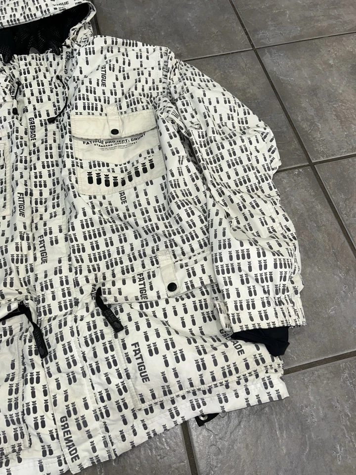Chaqueta de snowboard Grenade Fatigue Project con estampado integral blanca talla X-grande para hombre Foto 3 de 4