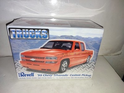 M11D Sealed REVELL Model Kit TRUCKS 99' Chevy Silverado Custom Pickup #85-7200