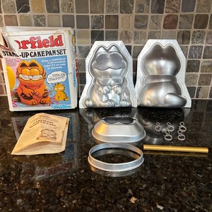 Vintage 1984 Wilton Garfield 3D Stand-Up Cake Pan Set 2105-3147 Bakeware No Eyes