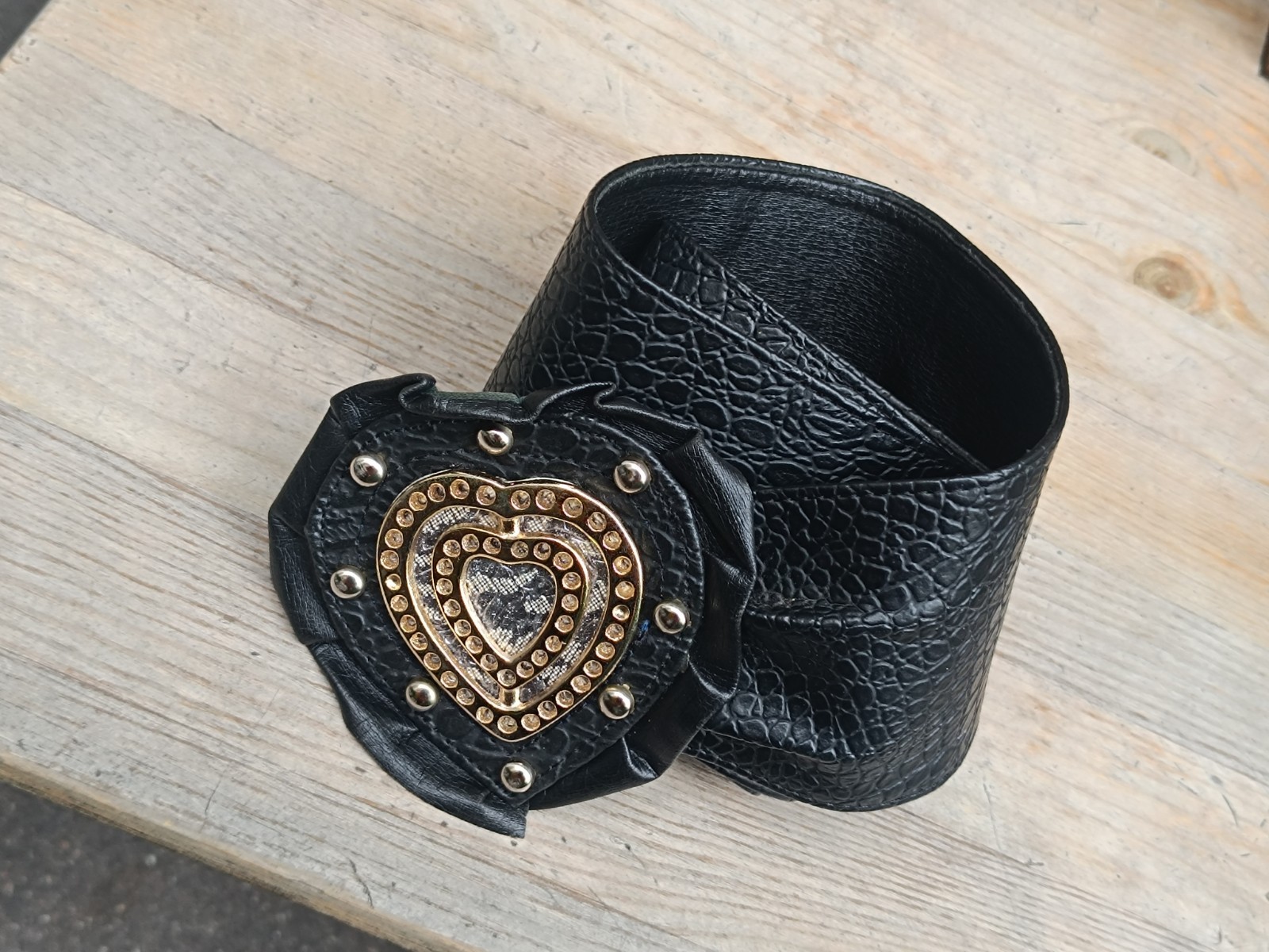 Y2K Herzschnallen-Gürtel Schwarz Kroko Kunstleder Goldnieten Glam Damen belt