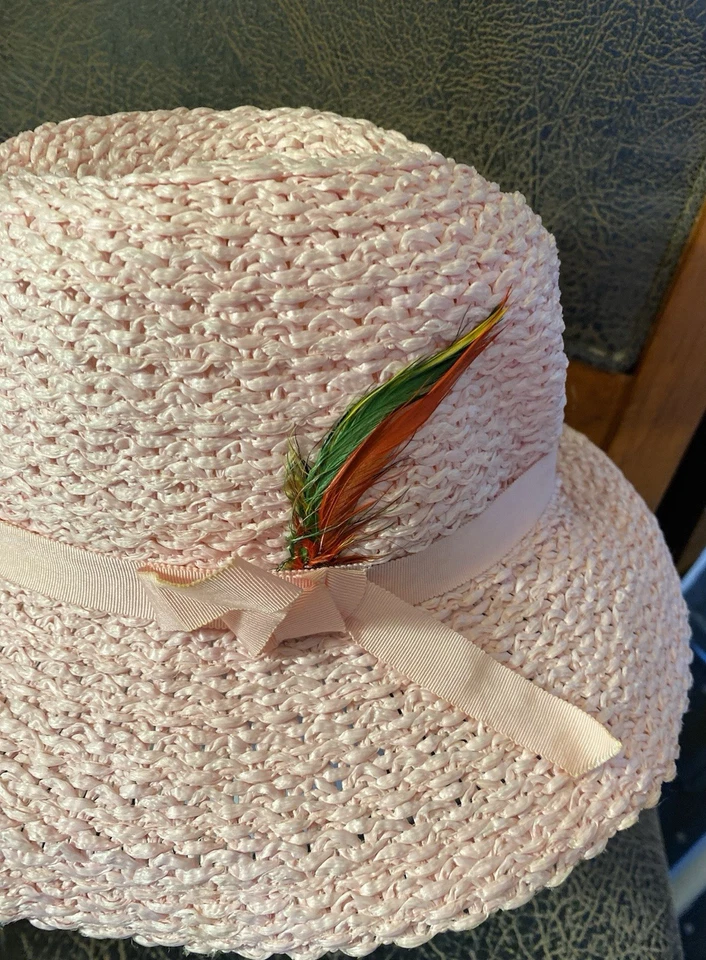 Sombrero de paja rosa vintage para mujer con cinta y plumas de grosgrain a juego Foto 2 de 4