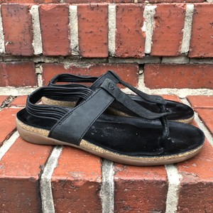 keen dauntless thong sandal