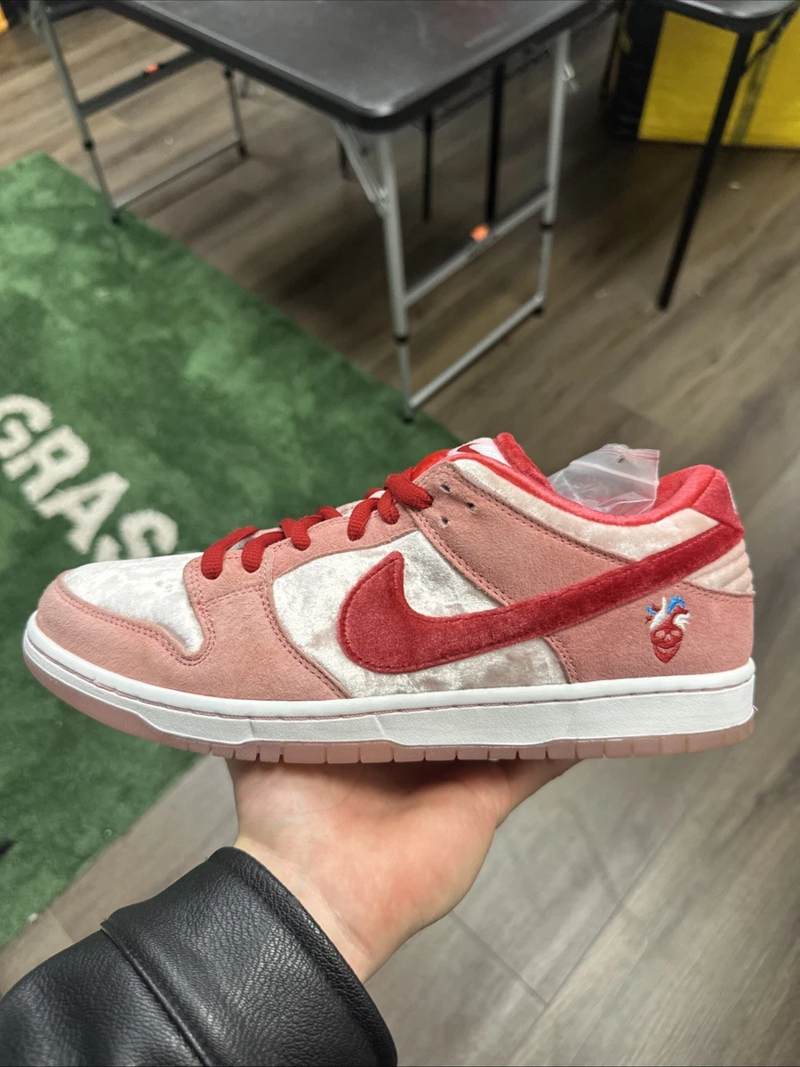 Preços baixos em Nike StrangeLove x Dunk SB Special Box Low
