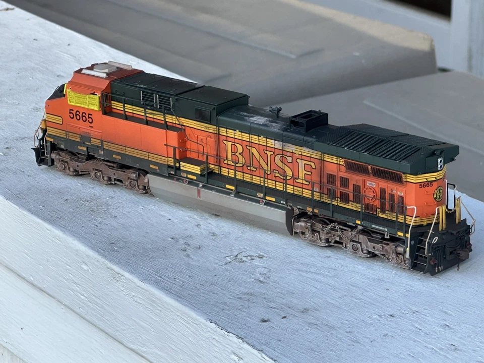 Custom Weathered HO Scale Athearn Genesis AC4400 BNSF Tsunami 2 - Image 3 of 4