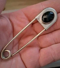 Native American signed Z Otero XL safety pin, shawl pin/brooch, onyx gemstone 