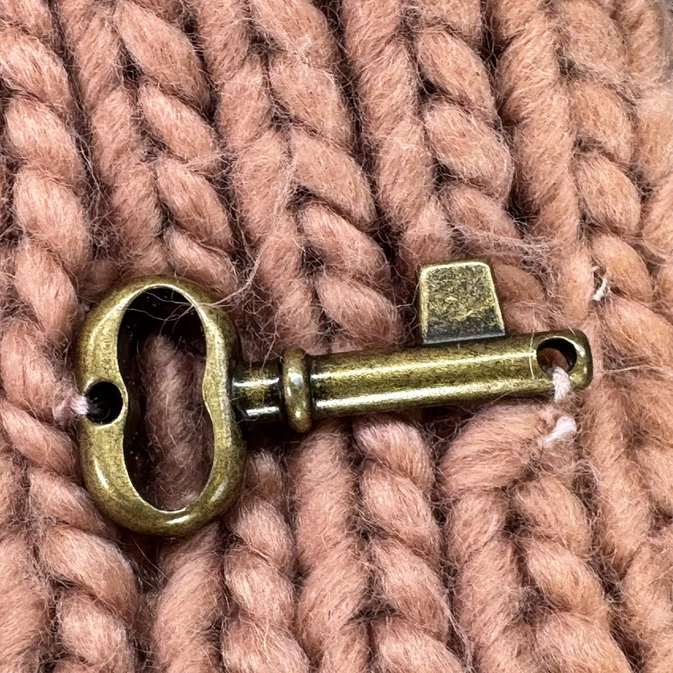 Fossil Chunky Cable Knit Winter Scarf Mauve Key Accent Warm Outdoors Ski Trip - Image 2 of 4