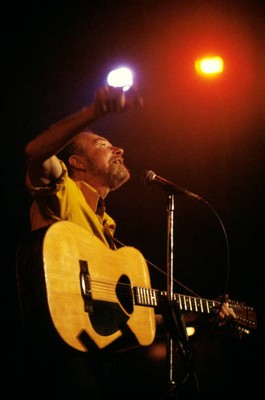 Photo Of Pete Seeger Performing On Stage 1970 OLD MUSIC PHOTO