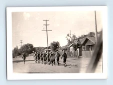 Old Vintage Photo ARMY MENS SOLDIERS MARCHING DOWN STREET SNAPSHOT PICTURE