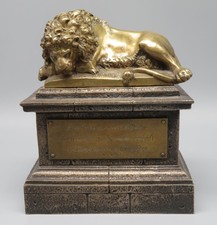 49269 - Liegender L&ouml;we. Messingskulptur von F. Hesse,  Kassel. In der Plinthe
