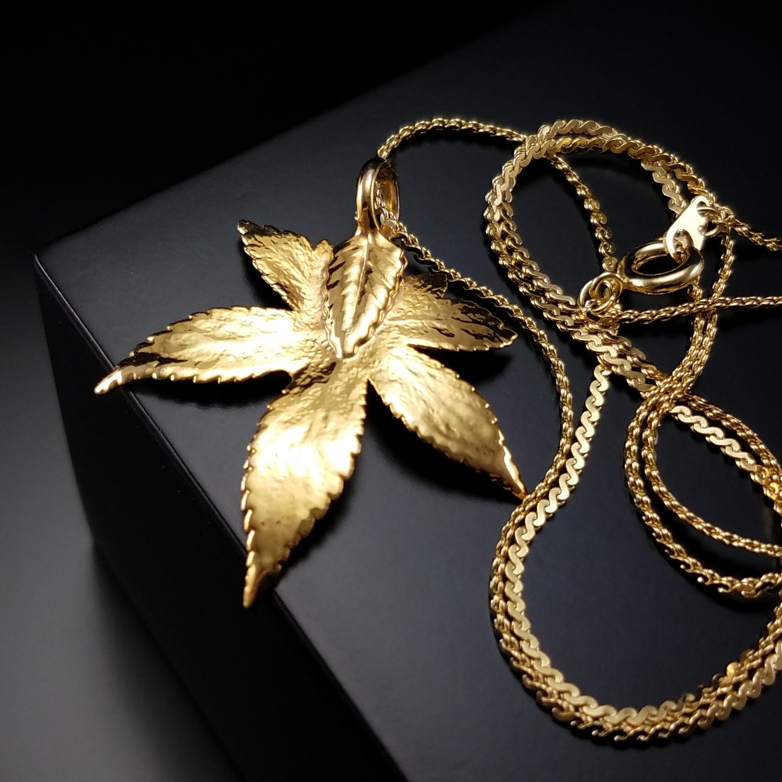 Vintage 1970s Real Gold Dipped Hemp Leaf Pendant … - image 7