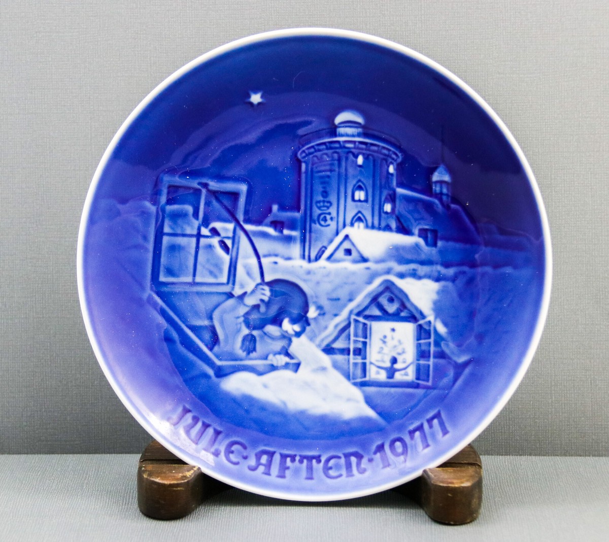 1977 Bing and Grondahl (B&G) Christmas Plate. Copenhagen Christmas