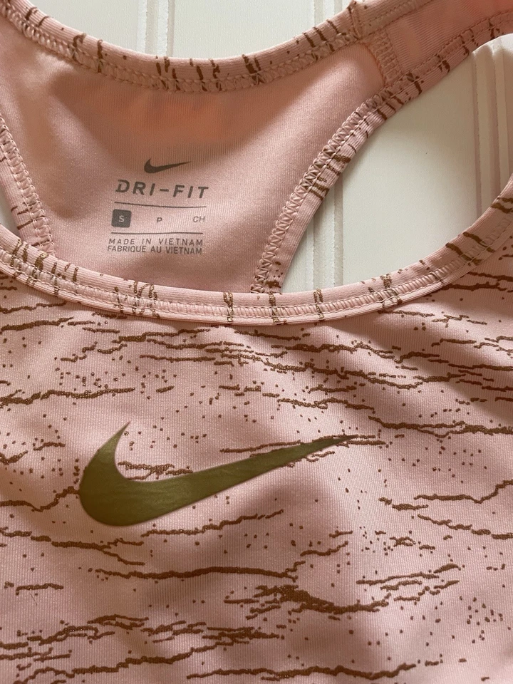Sutiã esportivo Nike tamanho pequeno rosa estampa de pêssego/ouro racerback - Imagem 2 de 4