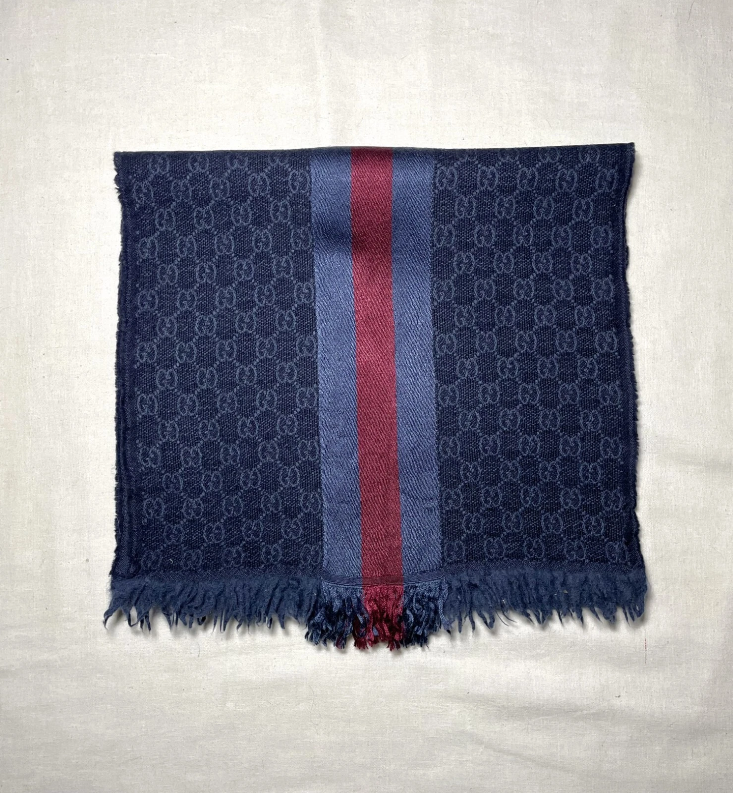 Foulard châle en laine bleu rayé logo monogramme Gucci 