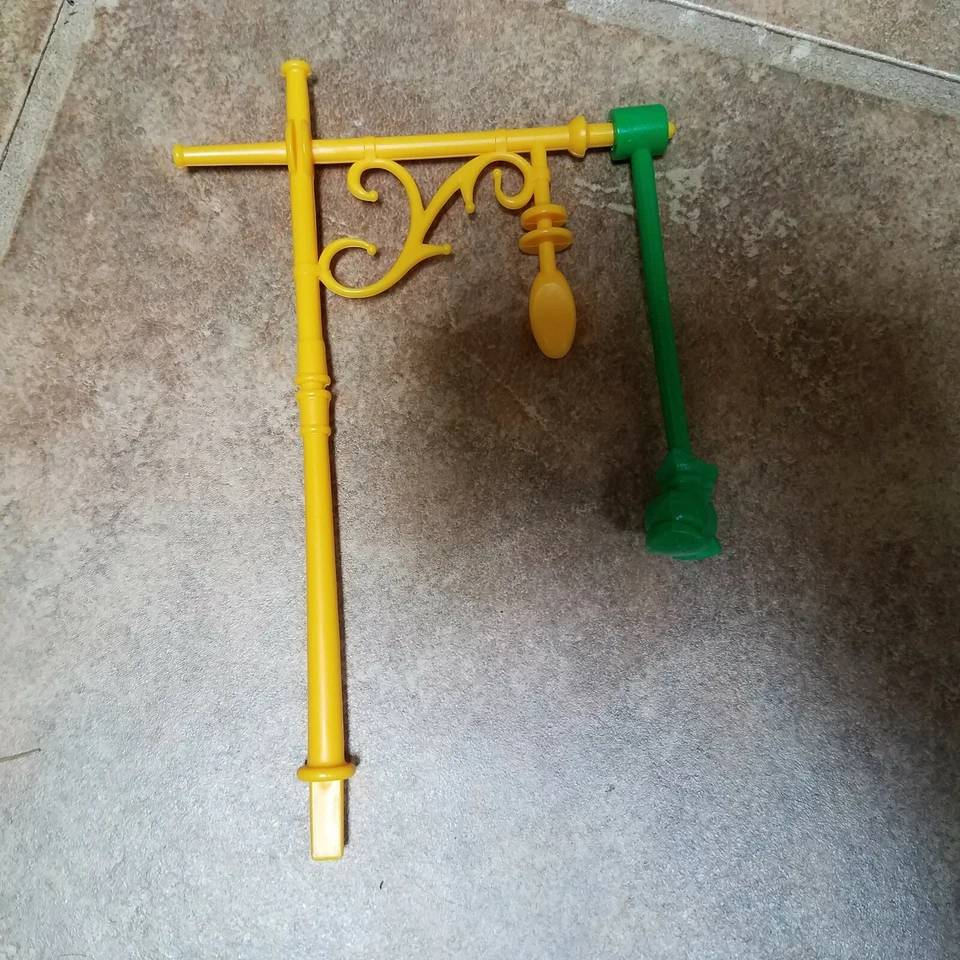 Juego de mesa Mouse Trap 1986 poste de lámpara amarillo verde zapato de patada pieza de repuesto Foto 3 de 4