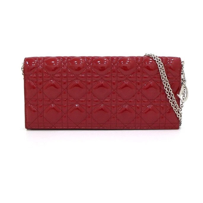 Sac pochette longue soirée Dior rouge verni canage avec chaîne sangle VRK411923