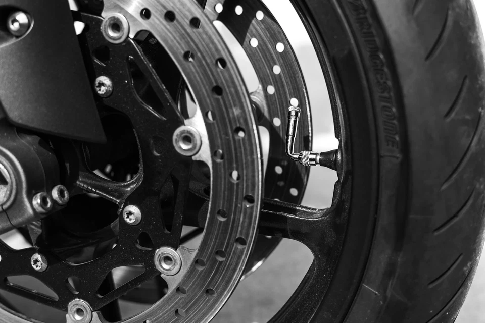 Riderr Schrader 90° Angled Motorcycle Scooter Tyre Valve Adaptor - Chrome - Image 3 of 4