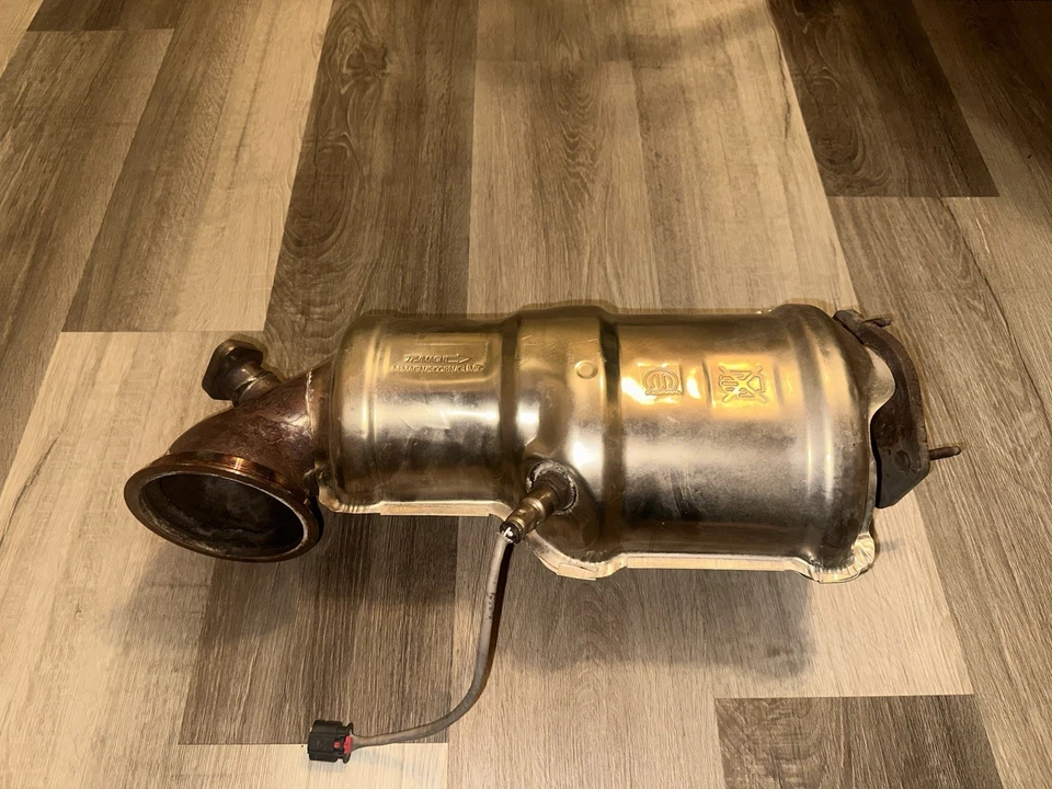 2023-2026 Jeep Compass/Dodge Hornet convertidor catalítico 2.0 OEM 68477775AC Foto 2 de 4