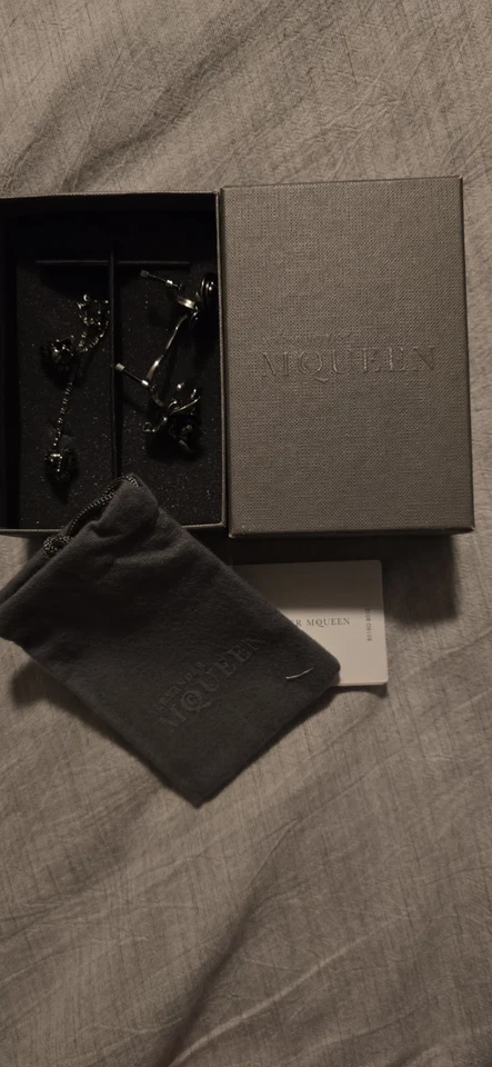 Pendientes perforados Alexander McQueen auténticos de orquídea de cristal plateado Foto 4 de 4