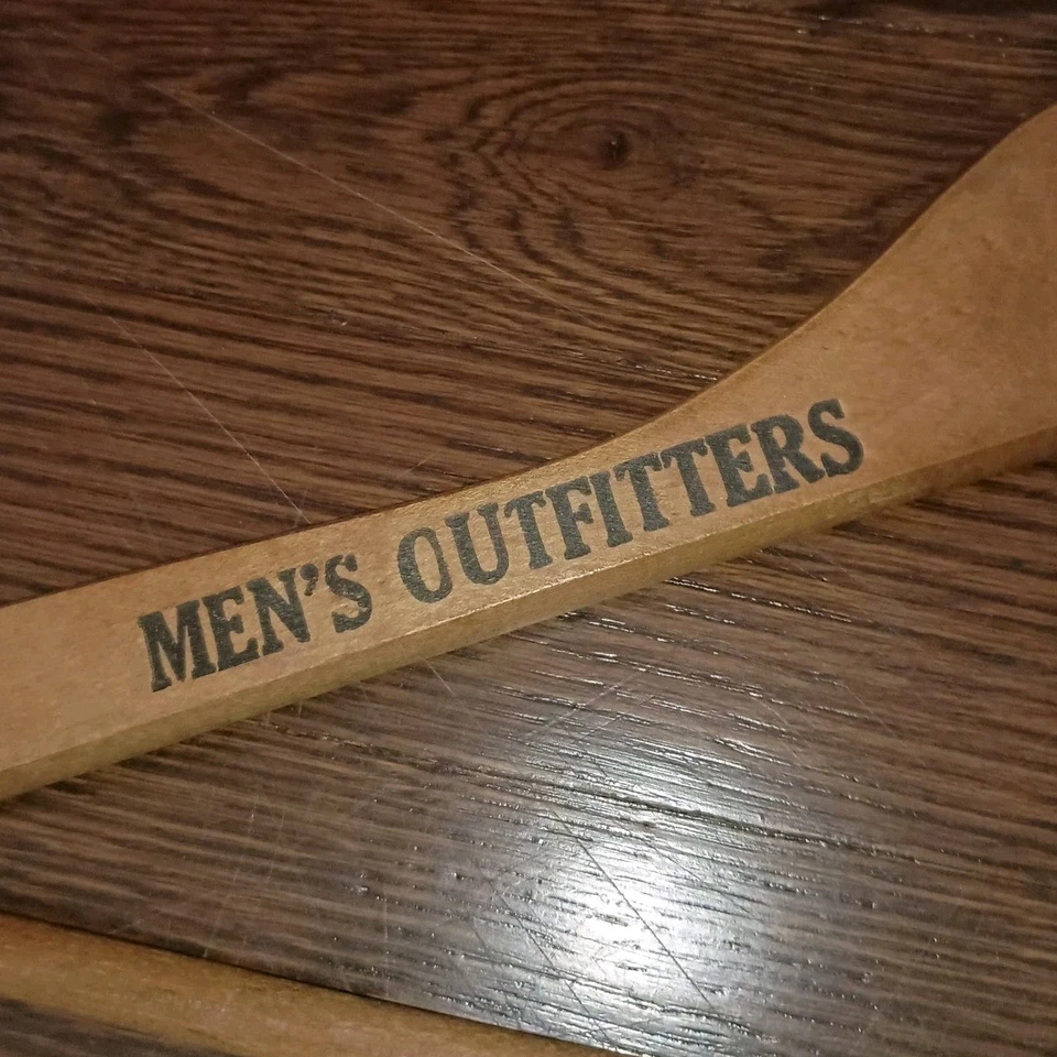 Percha de madera vintage Brewster & Walker Port Jefferson Nueva York para hombre Outfitters Foto 3 de 4