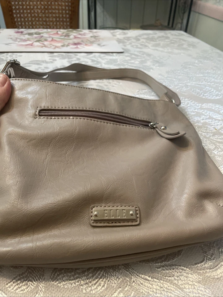 Cartera ELLE color topo con lazo frontal. Cuero Foto 2 de 3