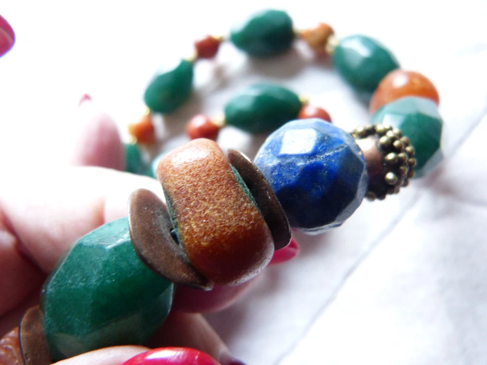 Antiguo collar marroquí con tapa de ámbar, lapislázuli, coral y piedra verde ÚNICO EN SU CLASE Foto 3 de 4