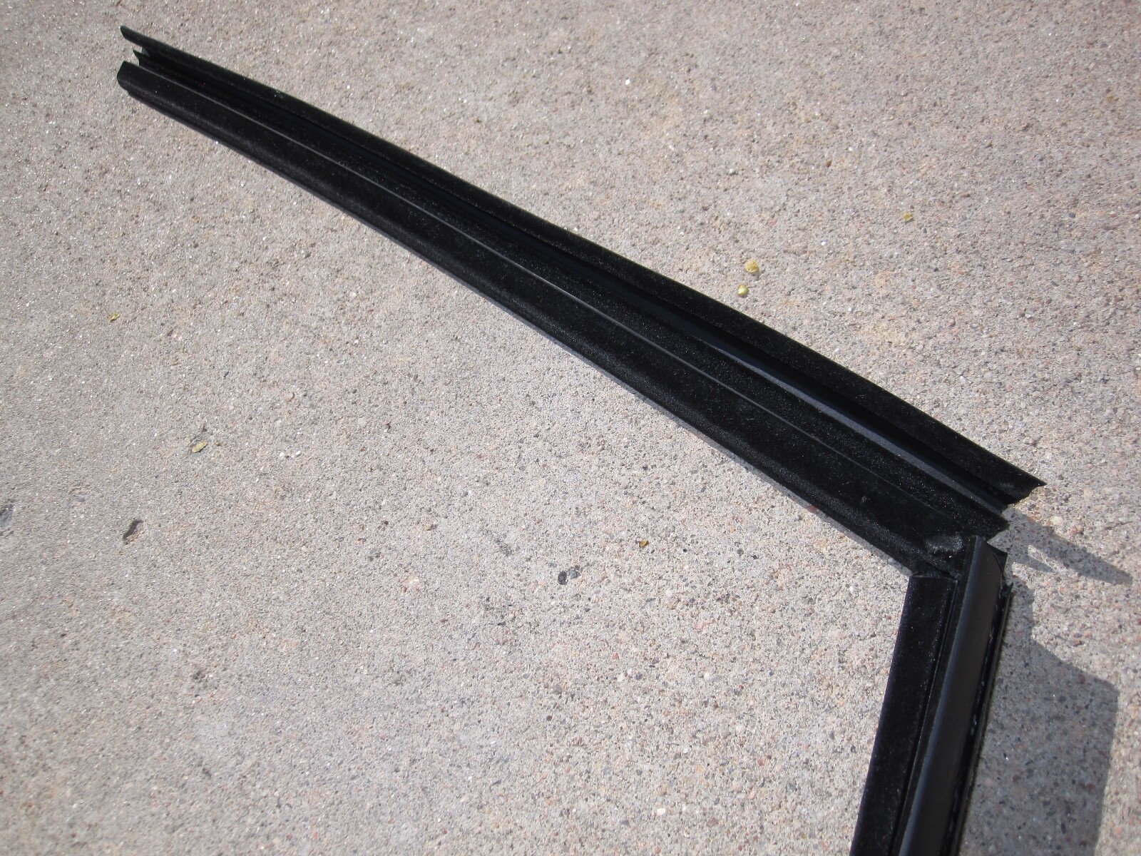 02-2010 LAMBORGHINI MURCIELAGO LEFT DRIVERS DOOR GLASS MOLDING WINDOW SEAL 