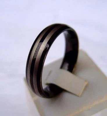 2 WOLFRAM/TUNGSTEN CARBIDE RINGE 6 MM BREIT SCHWARZ PLATTIERT STREIFEN DESIGN - Bild 1 von 2