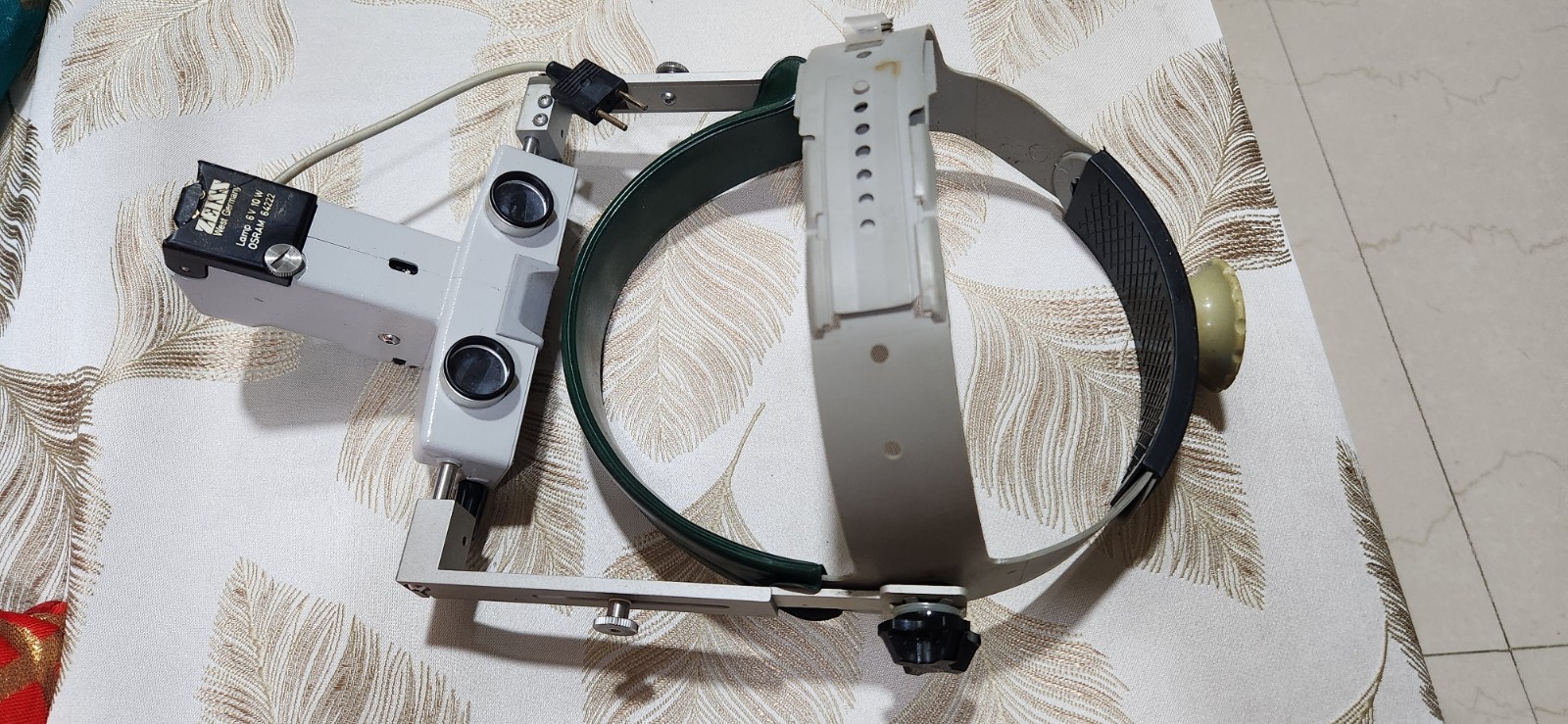 Carl Zeiss OPMI Surgical Microscope Binocular Head Illuminator with Bulb.Read.