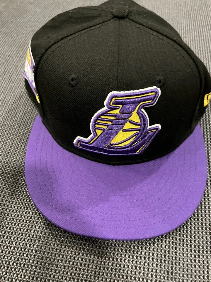 Parche lateral New Era negro y púrpura de Los Angeles Lakers 17 veces campeones talla 7 1/4 Foto 4 de 4
