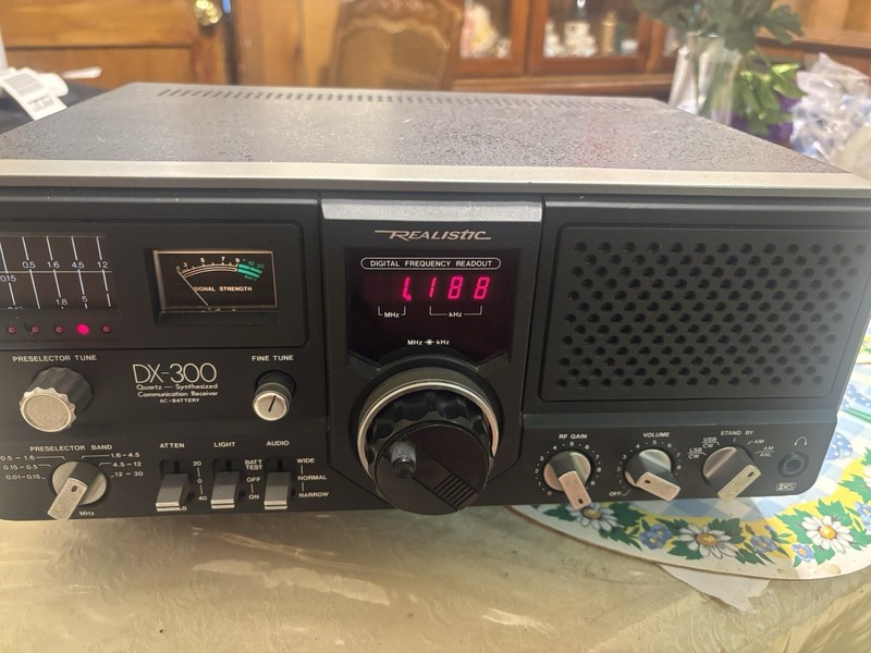 Realistic DX-300 Quartz-Synthesized Communications Receiver Digital Freq Readout