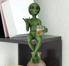 Alien Statue Drinking Beer Alien Sculpture Resin Craft Novelty Funny Decoration