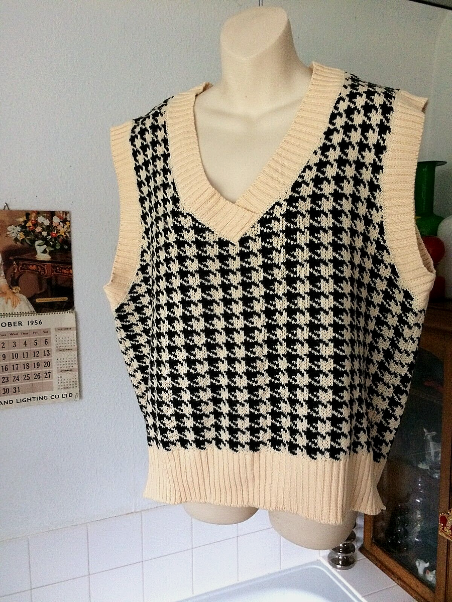 Shein oversized thick knitted cream/black dogtooth check retro V