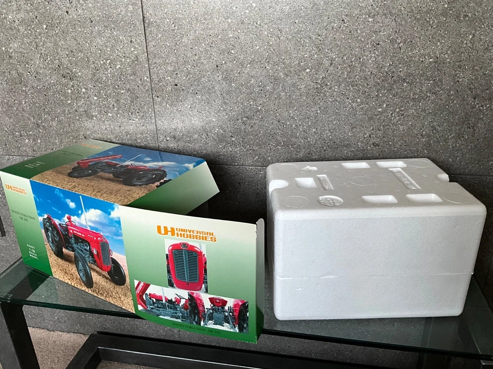 MASSEY FERGUSON MF 35X by Universal Hobbies 1:16 scale. Original packaging. - Image 3 of 4