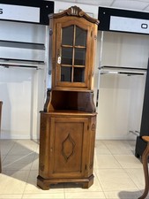 Eckschrank aus Holz mit Schnitzereien und zwei Türen als Stauraum