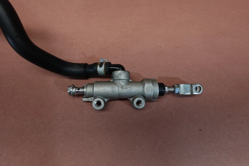 Cilindro maestro de freno trasero Kawasaki Ninja ZX1400 ZX14R 2006-2011 Foto 2 de 4