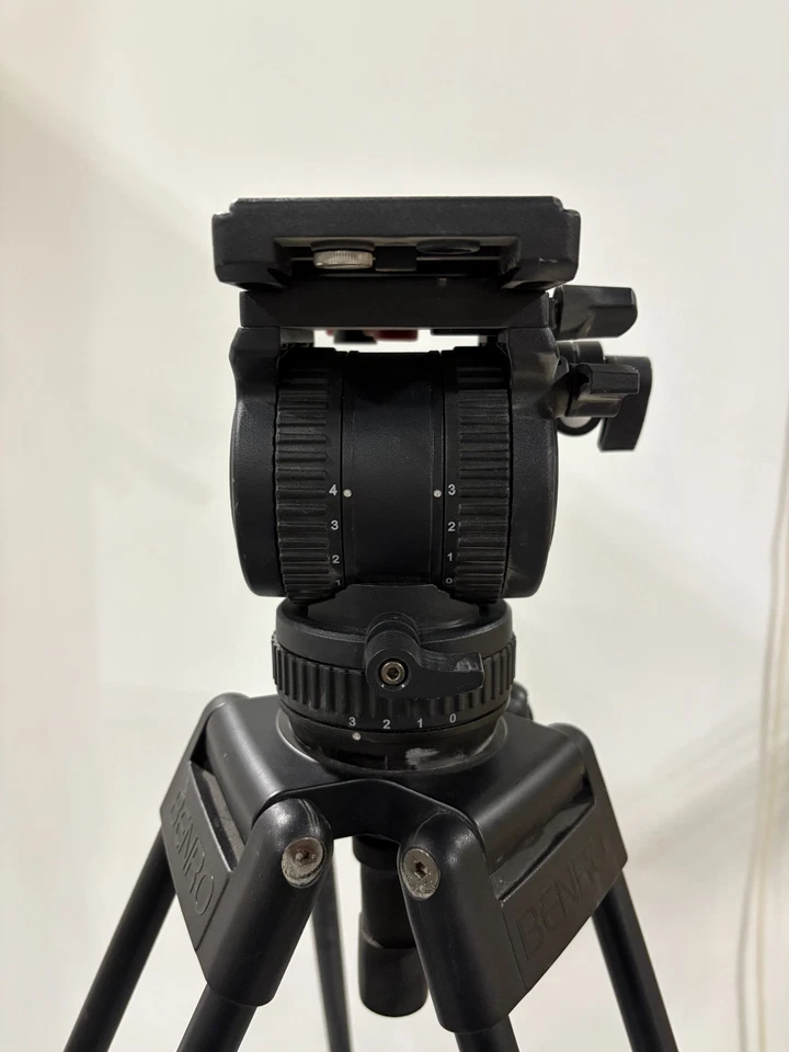 Kit Trípode Video Benro H8 con Patas de Aluminio + Cabezal Giratorio Placa de Liberación Rápida Foto 2 de 4