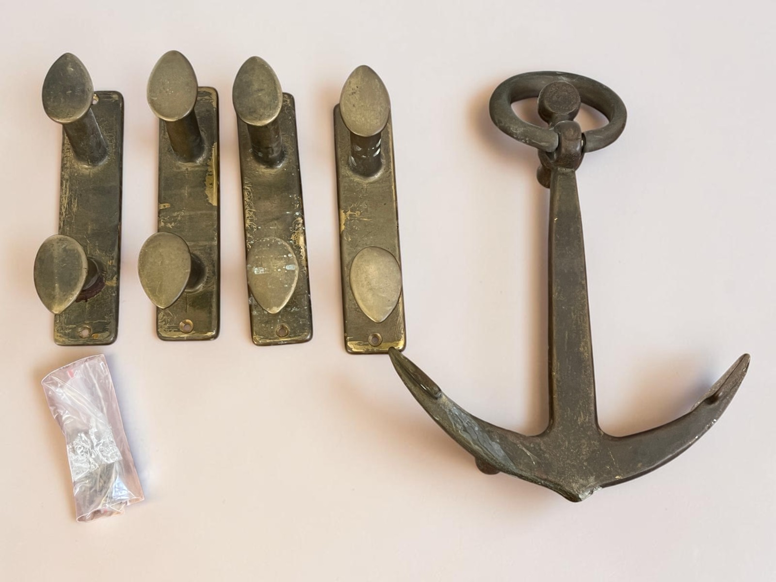 Set Navale Vintage in Ottone: 4 Appendiabiti e Battente a Forma di Ancora