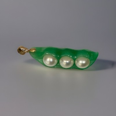 Vintage Rare Green Jade Snow Pea Pendant 3 White Authentic Pearls 14k Go G2U
