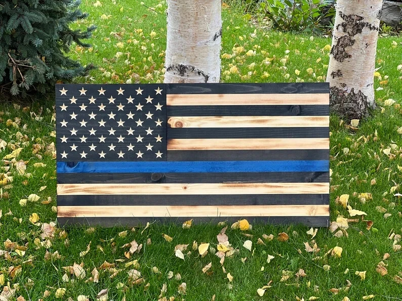 Antigua bandera decorativa de madera pintada a mano con hermoso acabado línea azul y amarilla Foto 3 de 4