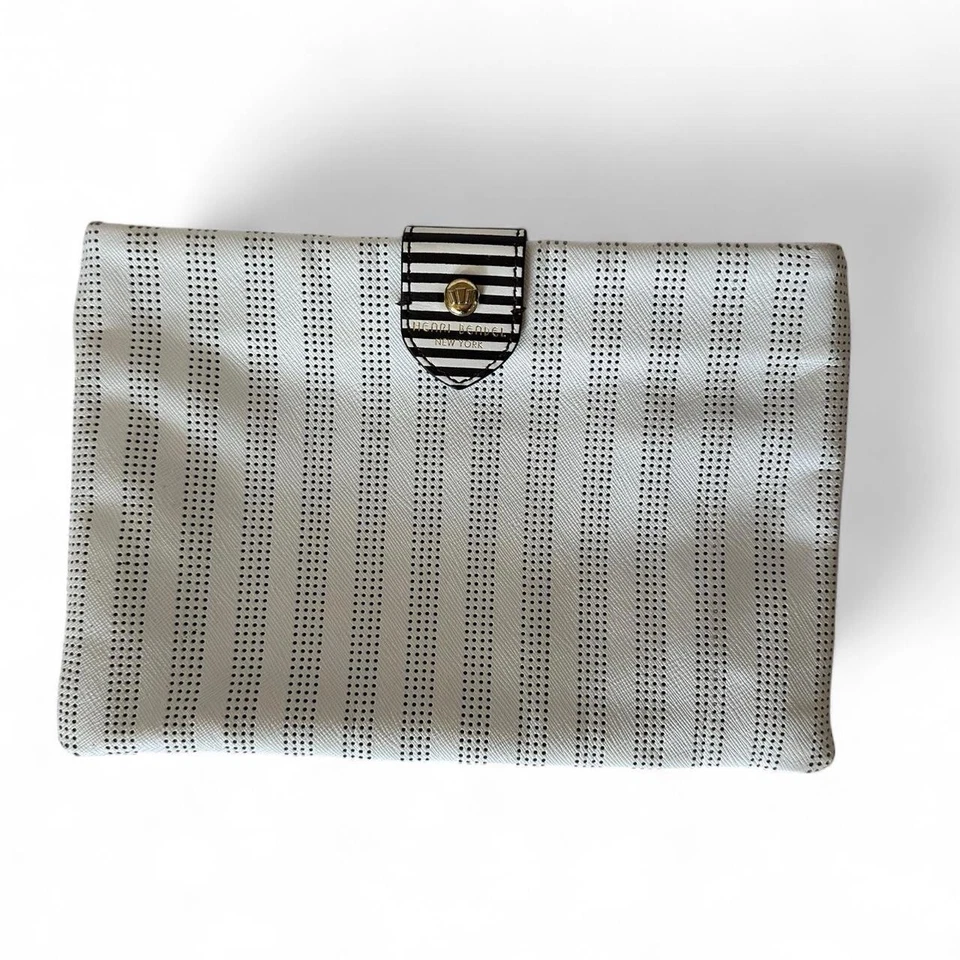 Bolso clutch Henri Bendel marrón y blanco a rayas perforado interior satinado púrpura Foto 2 de 4