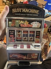 Pequeña máquina tragamonedas Bandit Mechanical Casino con palanca y luz roja funciona