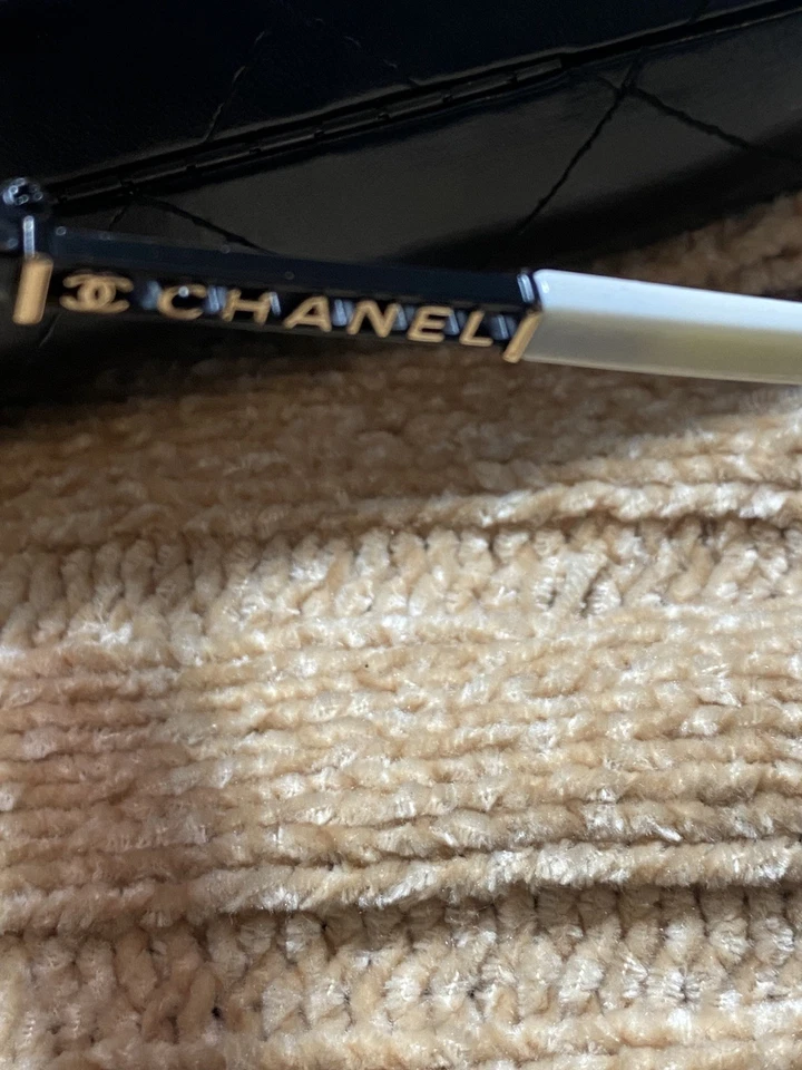 Gafas de sol CHANEL montura blanca y negra con lentes marrones viene con estuche Foto 4 de 4