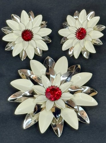 Large MCM Sarah Coventry 70’s Ennameled Flower Set  Earrings And Brooch