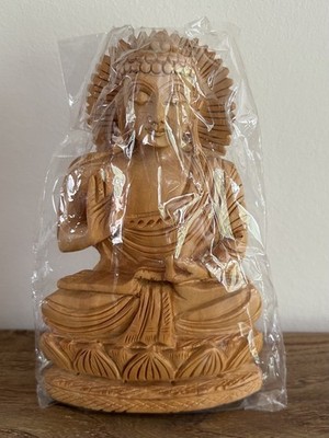 HOLZ BUDDHA FIGUR IN HARTHOLZ. 16 cm / 6 1/4 Zoll hoch. 