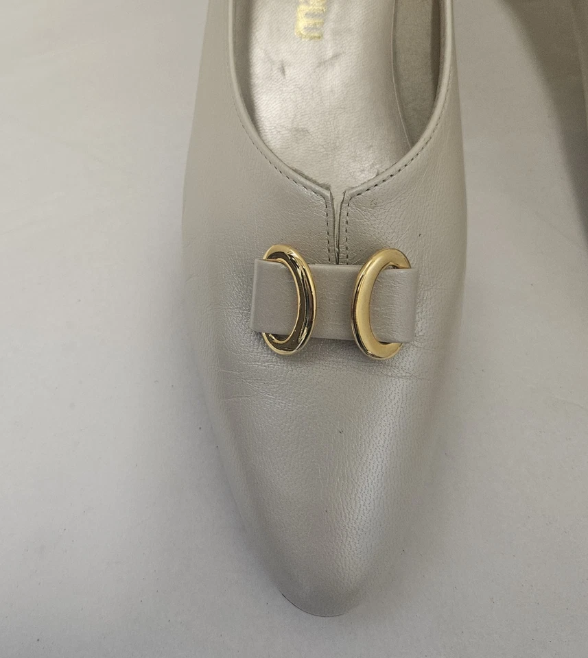 VTG California Magdesians 2" Heel Pumps Beige w/ Gold Trim sz 9 N mint -USA made - Image 4 of 4