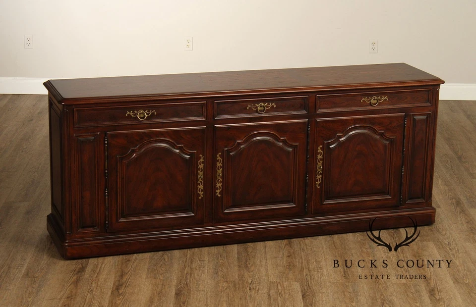 Aparador buffet Henredon Four Centuries French Country Oak Foto 2 de 4
