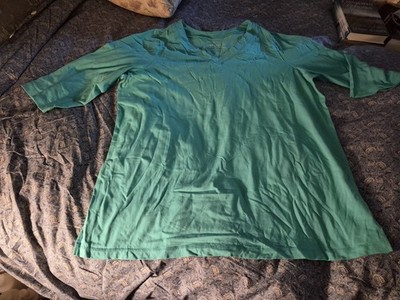 d&co. essentials Women s Plus 1X Green Solid V-Neck 3/4 Sleeve Pullover Top