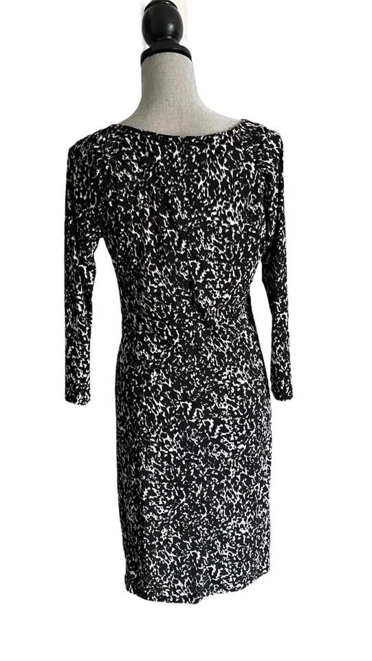 Michael Kors紧身黑白前荷叶边女式连衣裙,中号长袖 — 第 4/4 张图片